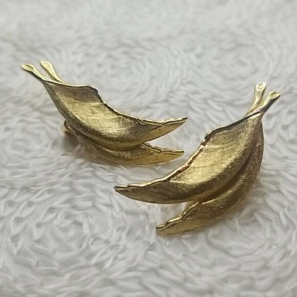 Vintage Giovanni Double Leaf Gold Clip Earrings - Picture 5 of 5